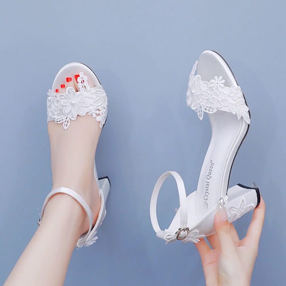 Chaussures de mariage à bout ouvert et talons épais avec bride à la cheville et fleur de dentelle