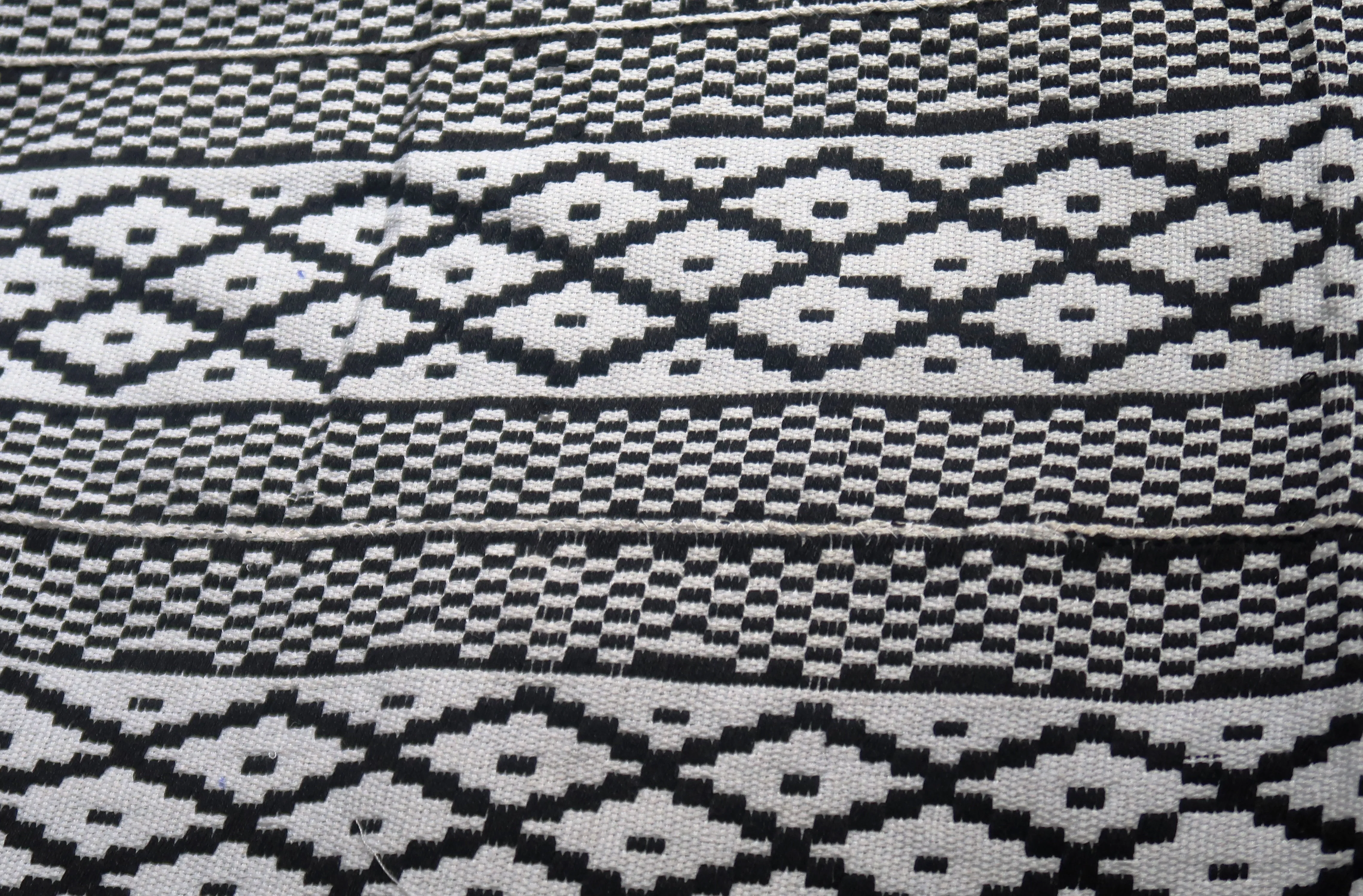 Pièce de Kente traditionnel Yaa tissé à la main Noir et blanc (Bonwere, Ghana)